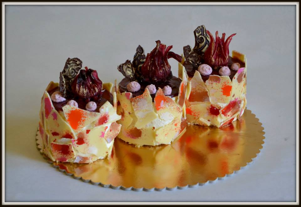 Ostružinovo-vanilkové dortíky s kandovaným květem Ibišku